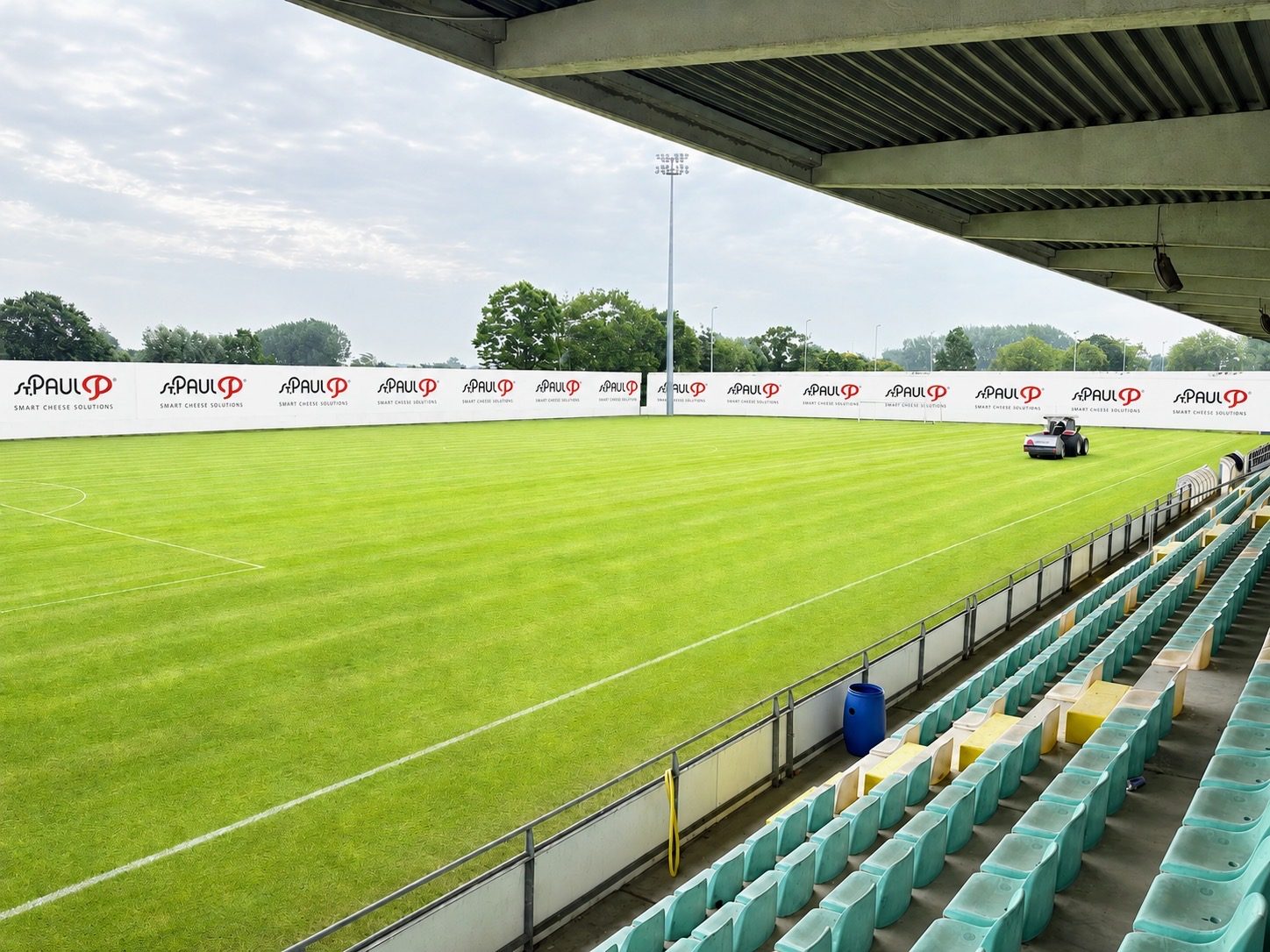 Het hoofdveld met tribune en reclameborden