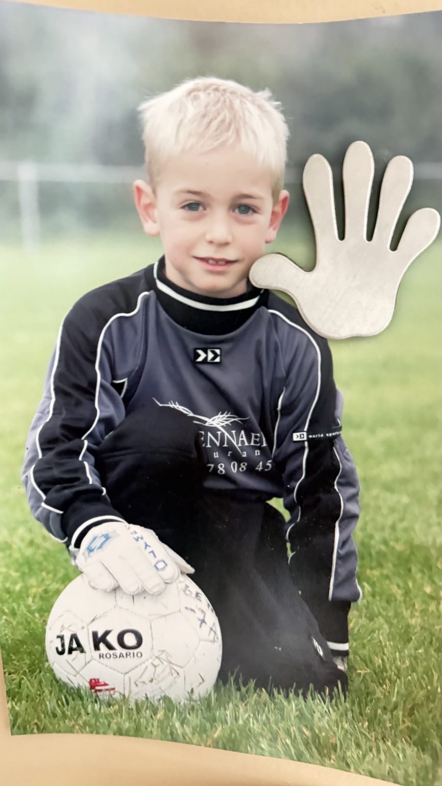 Jonge keeper van Excelsior met bal op het veld