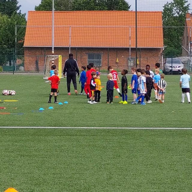 Jeugdspelers verzameld op het veld