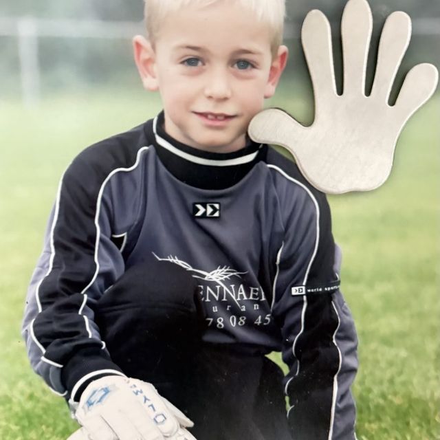 Jonge keeper met bal