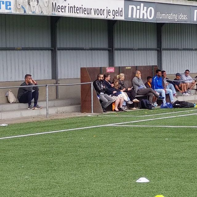 Ouders en supporters langs het veld