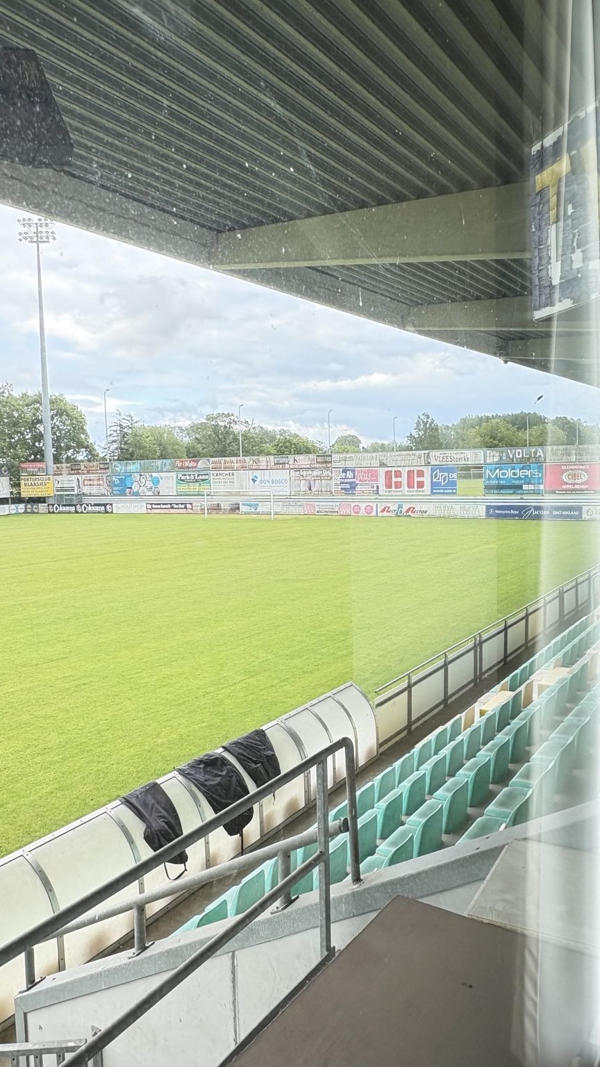 Zicht op het hoofdveld vanuit de kantine